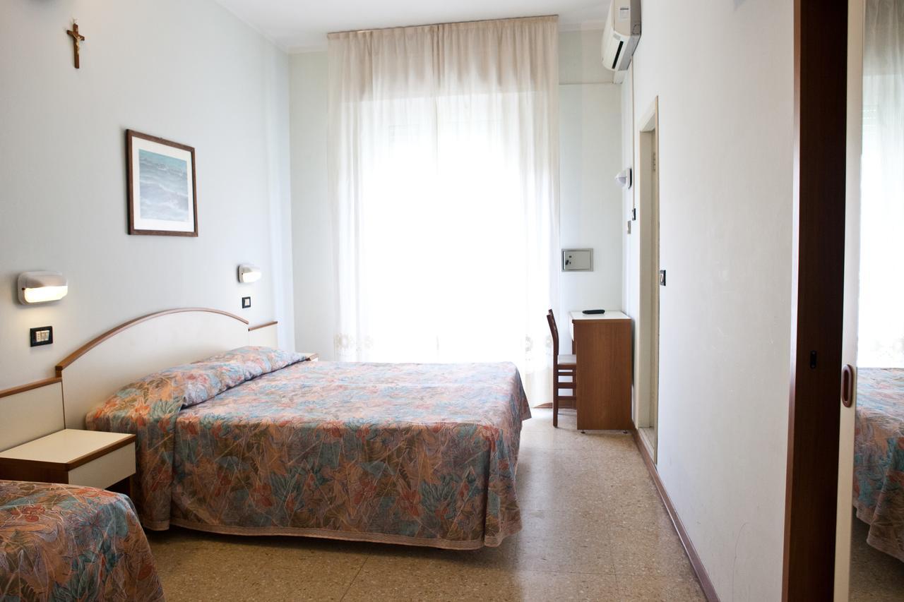 Hotel Latini Rimini Exterior photo