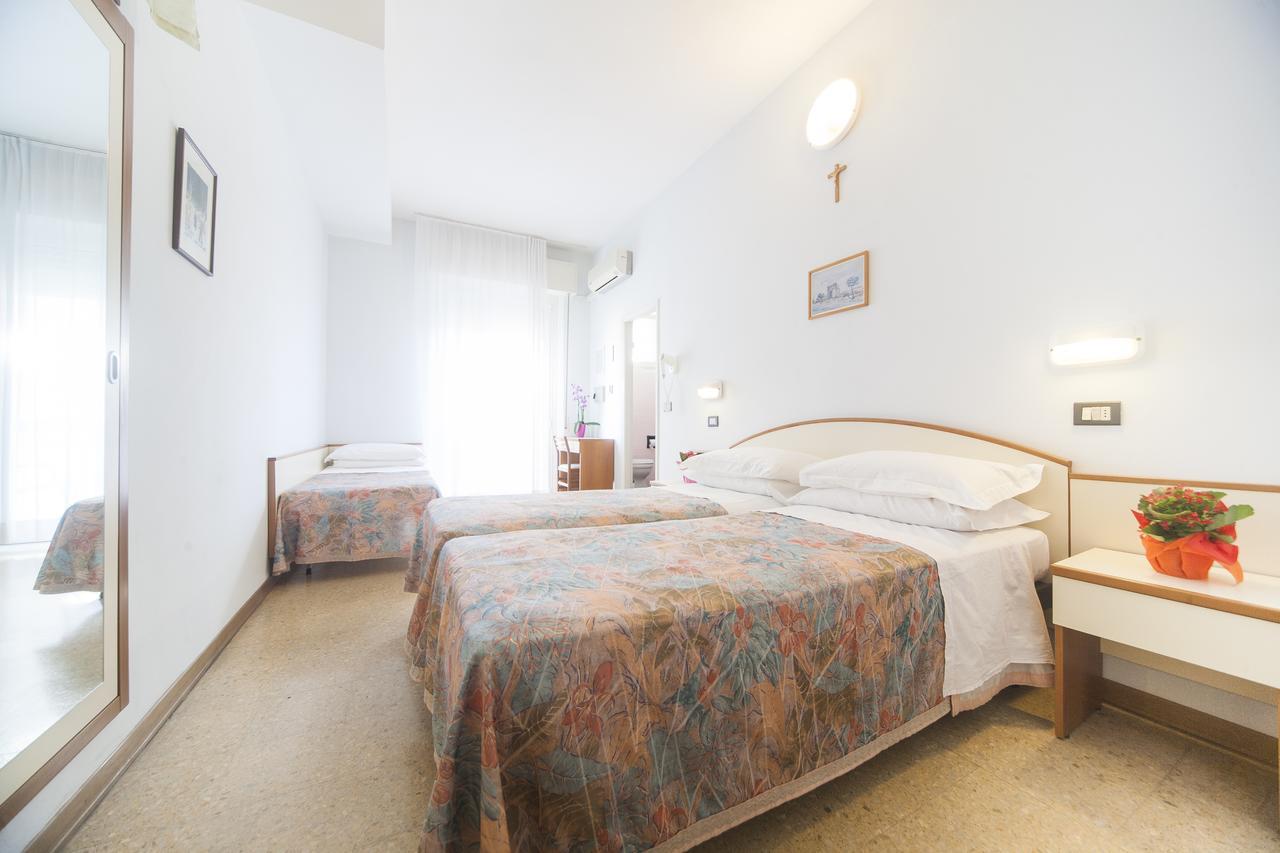 Hotel Latini Rimini Exterior photo