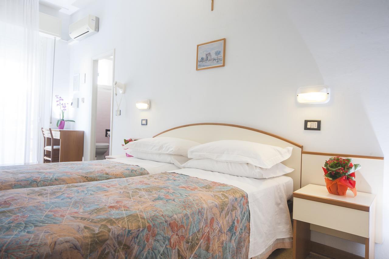 Hotel Latini Rimini Exterior photo