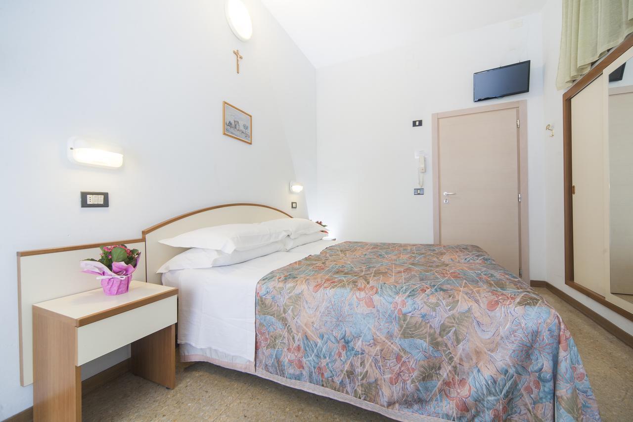 Hotel Latini Rimini Exterior photo